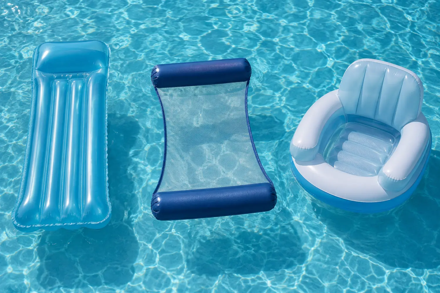 Poolliege, Wasserhängematte und Poolsessel im Bauformenvergleich